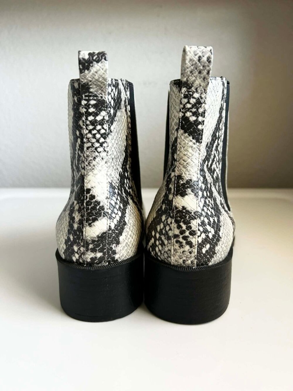 NIB STEVE MADDEN Devan Snakeskin Chelsea Booties Vegan Leather Blk\Cream 9 - Picture 6 of 10